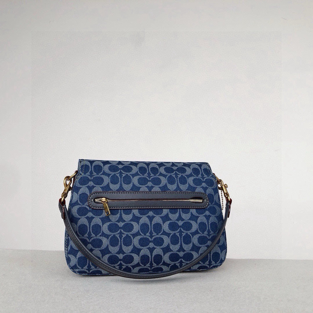 Le sac Coach CA105 Pillow Madison, en toile de coton tigré,