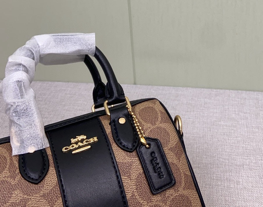 Le sac seau Boston Rowan de Coach