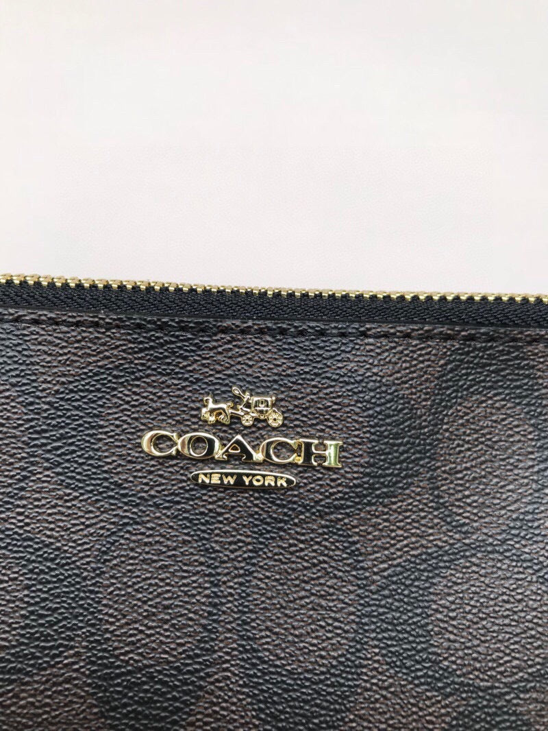 Le Coach Nolita 19 est un petit sac carré amélioré,