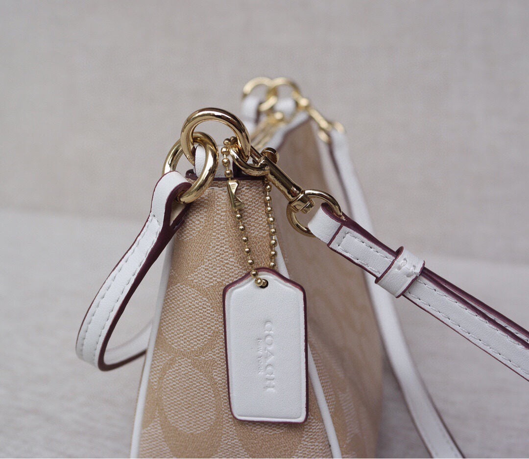 Le Coach Nolita 19 est un petit sac carré amélioré,