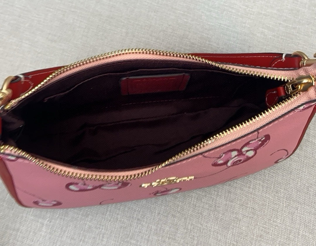 Découvrez le Sac Coach CB2909, un modèle élégant avec un motif unique de cerises rouges.
