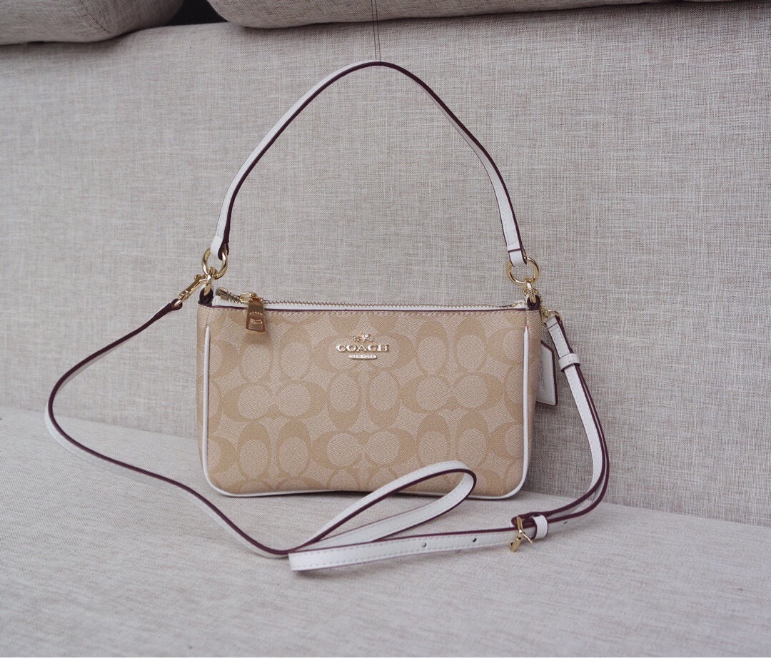 Le Coach Nolita 19 est un petit sac carré amélioré,