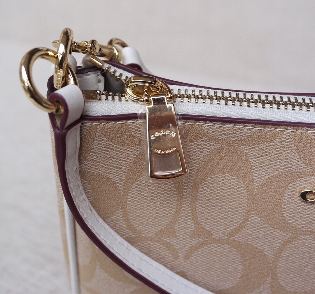 Le Coach Nolita 19 est un petit sac carré amélioré,
