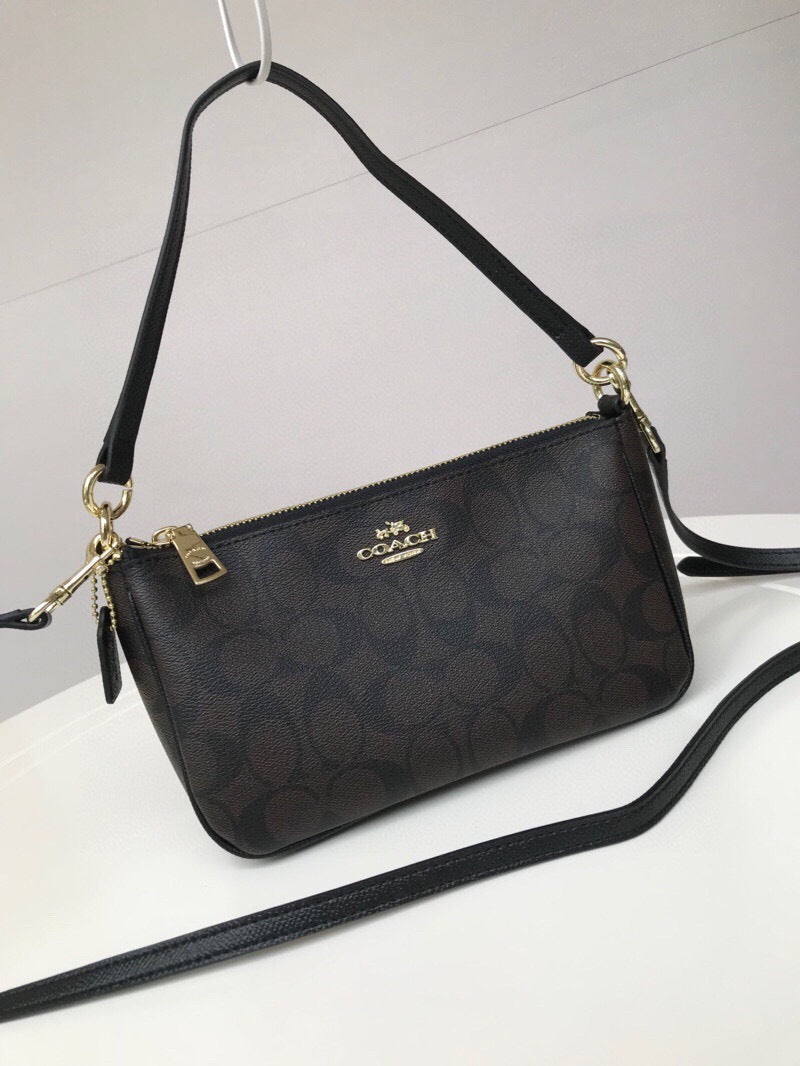 Le Coach Nolita 19 est un petit sac carré amélioré,