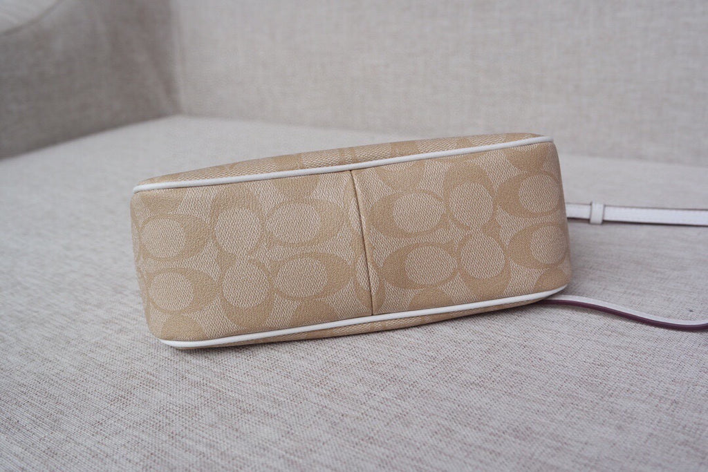 Le Coach Nolita 19 est un petit sac carré amélioré,