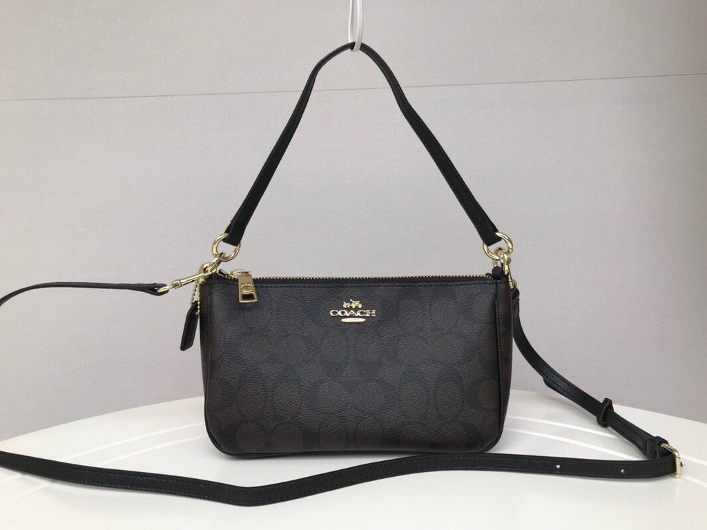 Le Coach Nolita 19 est un petit sac carré amélioré,