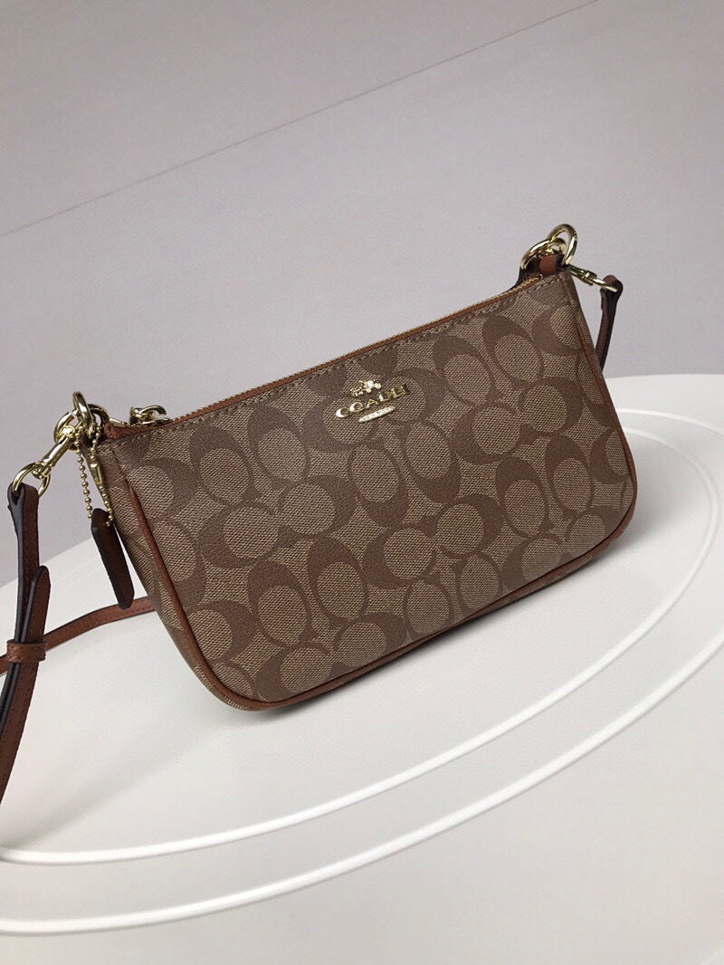Le Coach Nolita 19 est un petit sac carré amélioré,