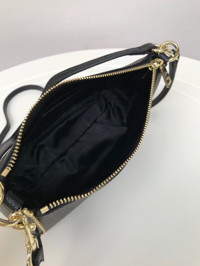 Le Coach Nolita 19 est un petit sac carré amélioré,