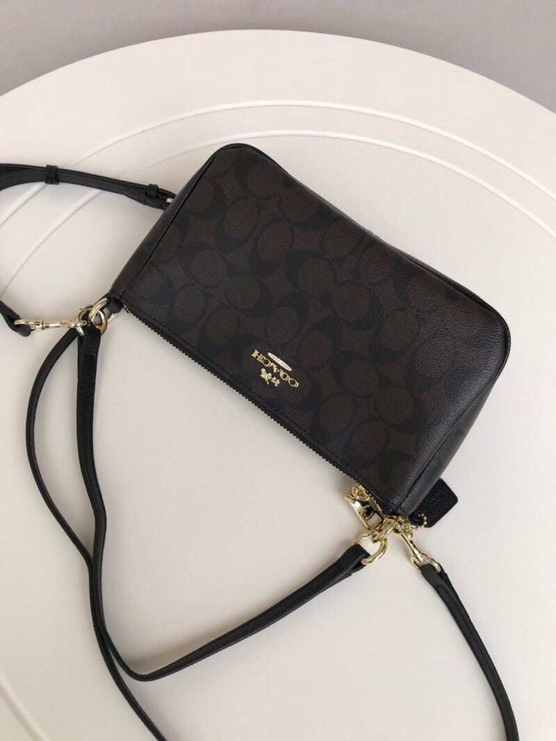 Le Coach Nolita 19 est un petit sac carré amélioré,