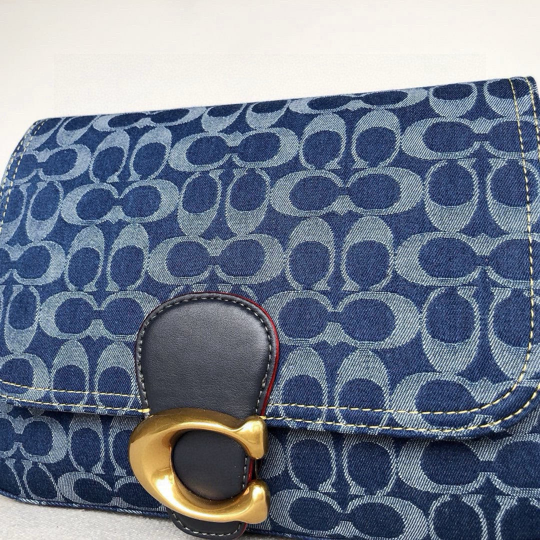 Le sac Coach CA105 Pillow Madison, en toile de coton tigré,