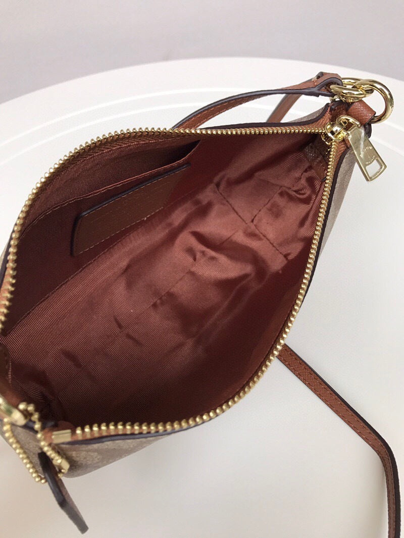 Le Coach Nolita 19 est un petit sac carré amélioré,