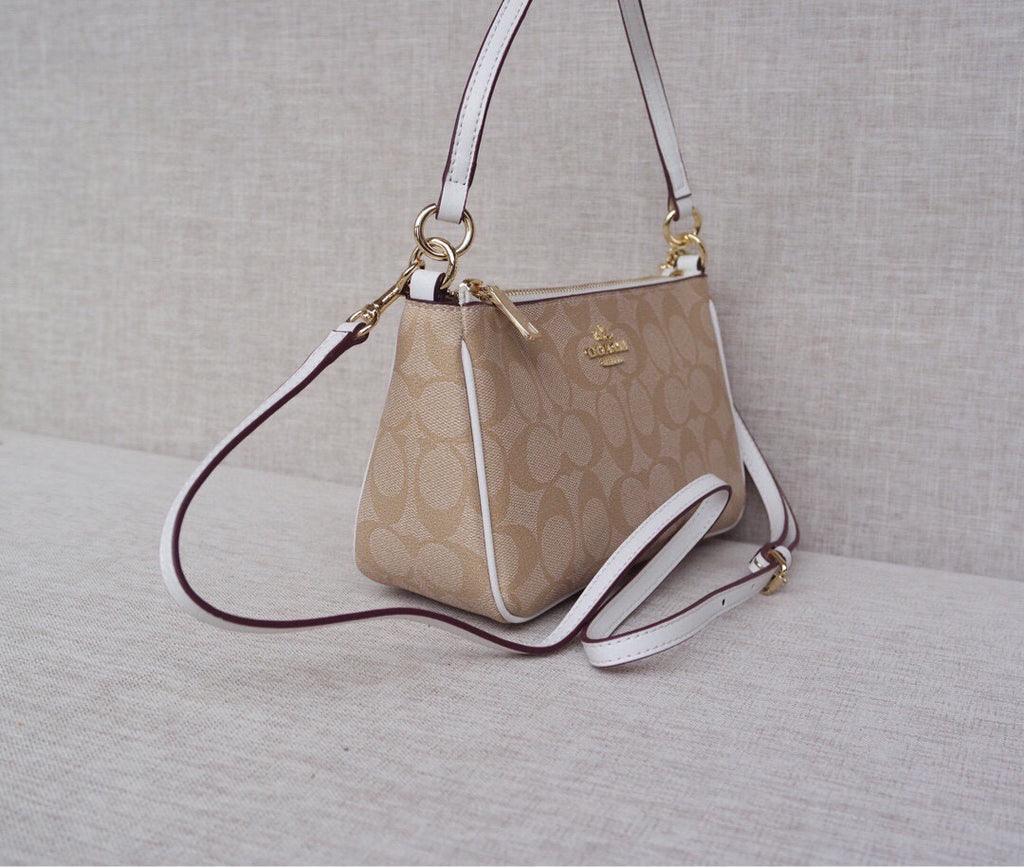 Le Coach Nolita 19 est un petit sac carré amélioré,