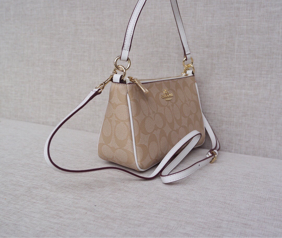 Le Coach Nolita 19 est un petit sac carré amélioré,