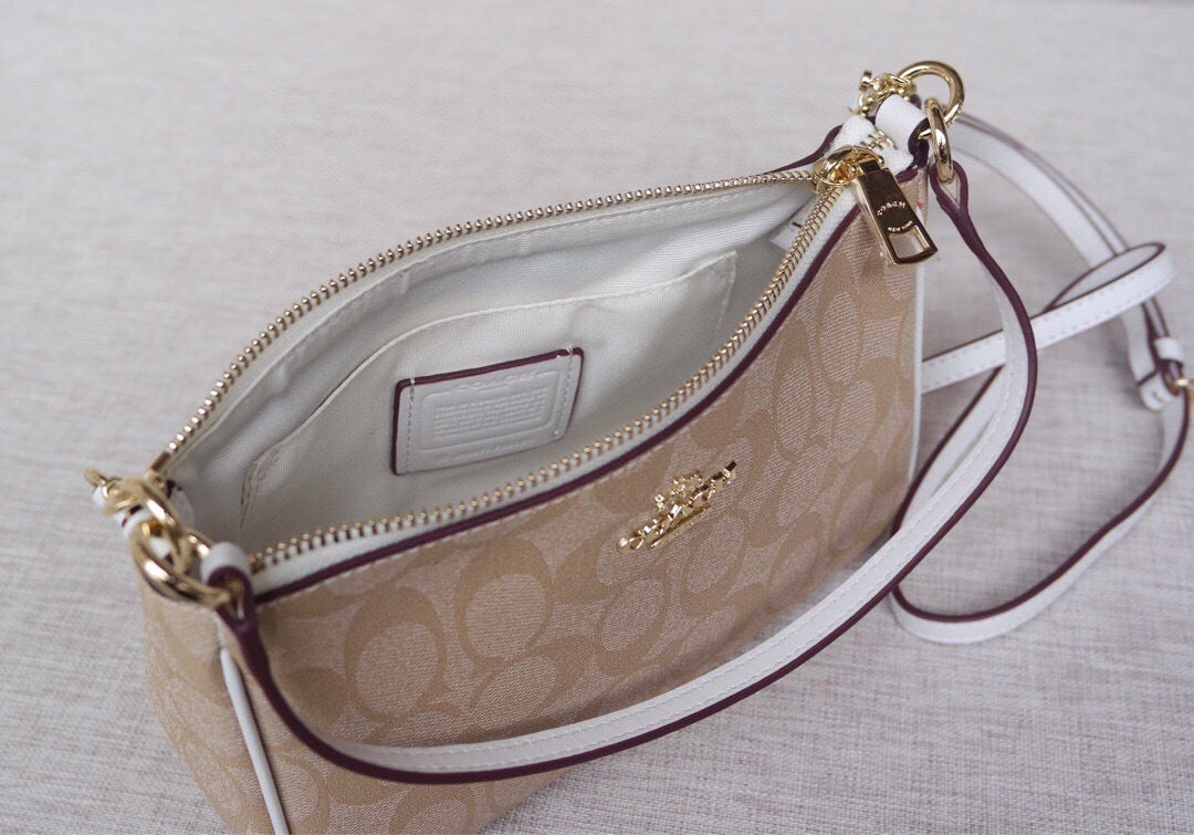 Le Coach Nolita 19 est un petit sac carré amélioré,