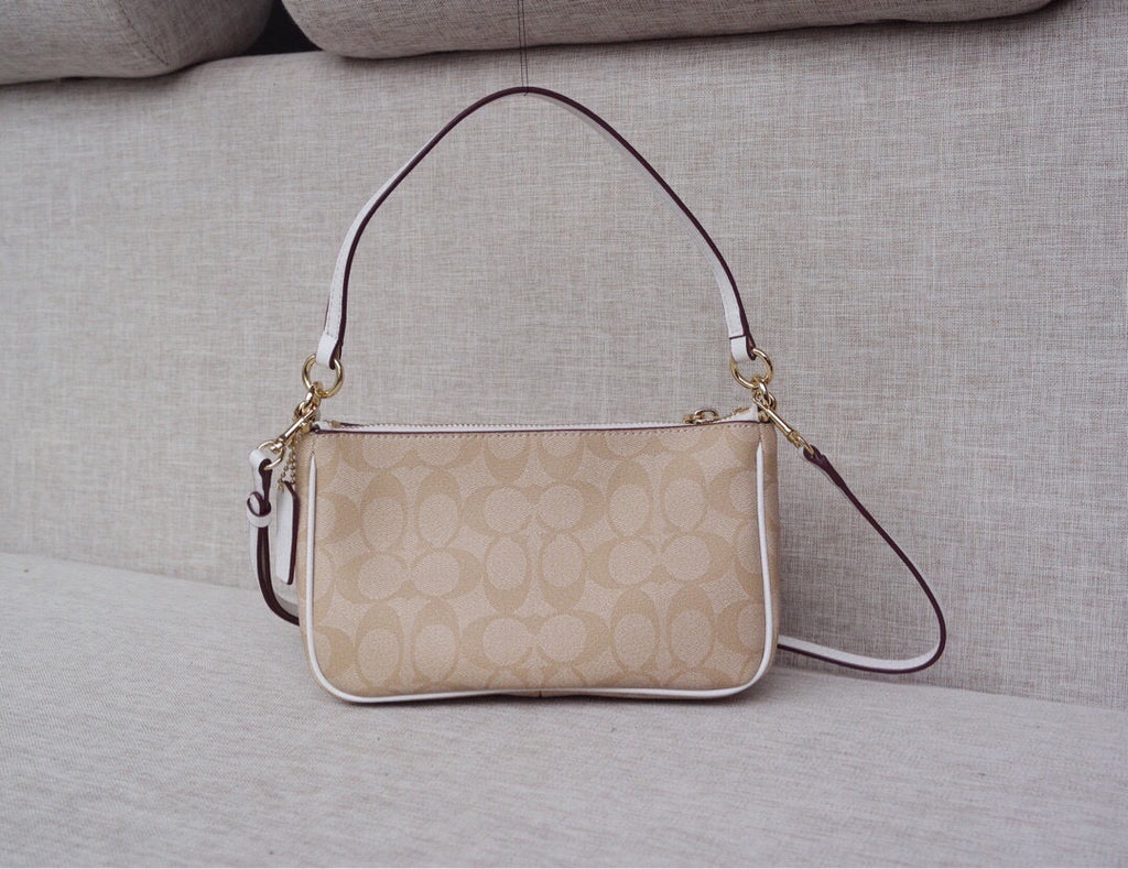 Le Coach Nolita 19 est un petit sac carré amélioré,