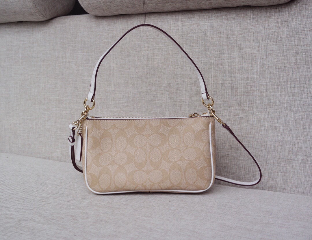 Le Coach Nolita 19 est un petit sac carré amélioré,