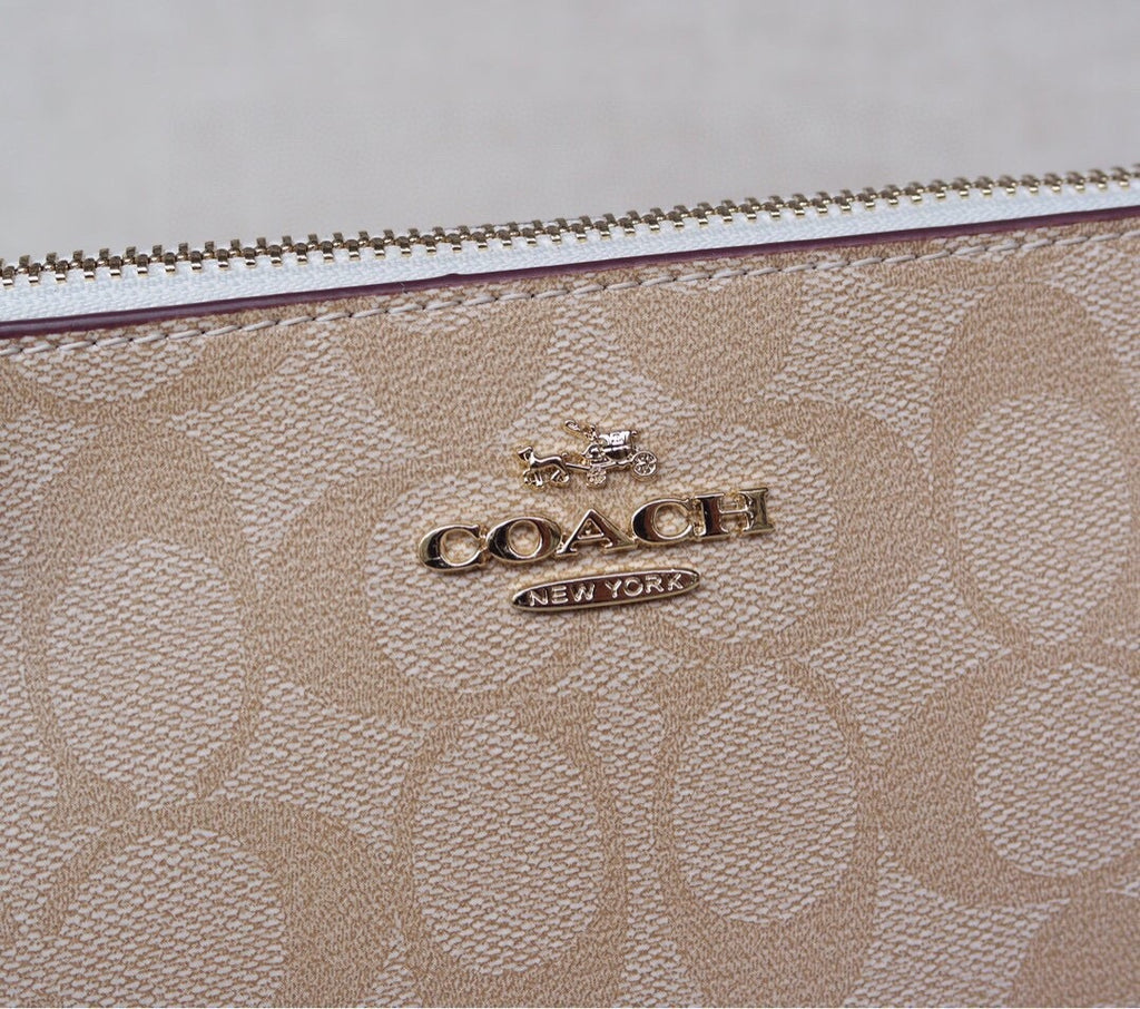 Le Coach Nolita 19 est un petit sac carré amélioré,