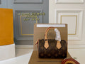 Découvrez le mini sac d'oreiller Louis Vuitton Speedy Nano