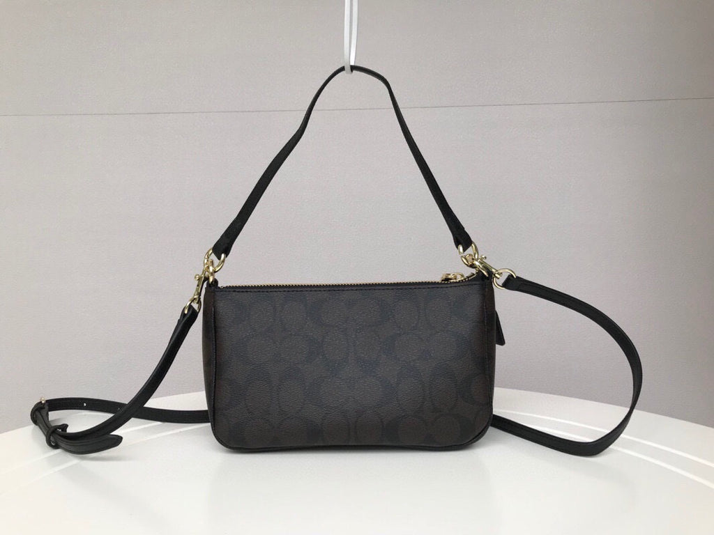 Le Coach Nolita 19 est un petit sac carré amélioré,