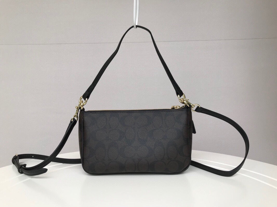 Le Coach Nolita 19 est un petit sac carré amélioré,