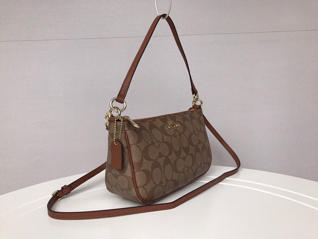Le Coach Nolita 19 est un petit sac carré amélioré,
