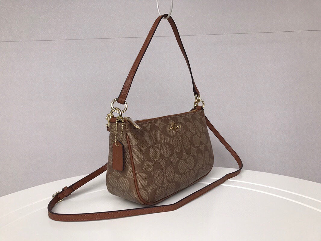 Le Coach Nolita 19 est un petit sac carré amélioré,