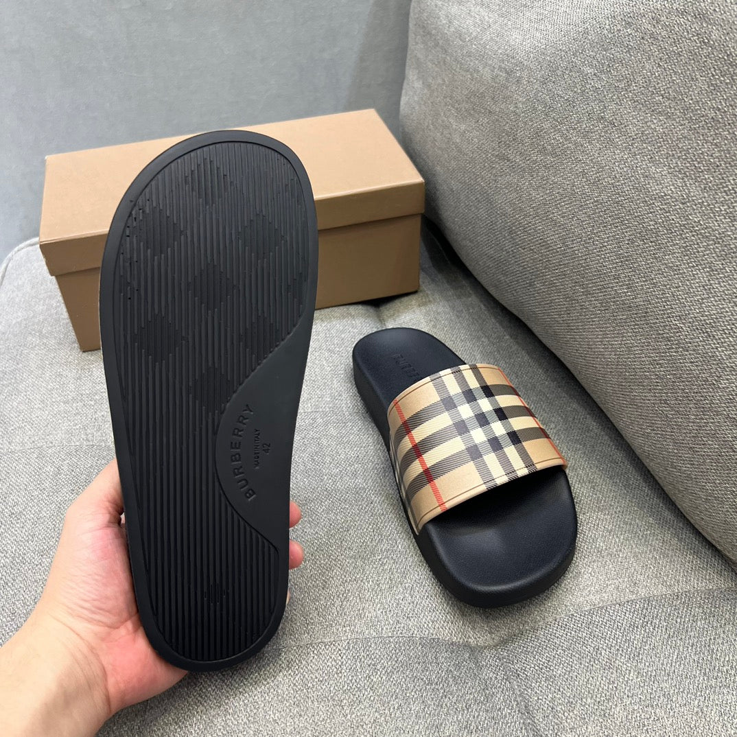 Ces nouvelles pantoufles d'été BURBERRY