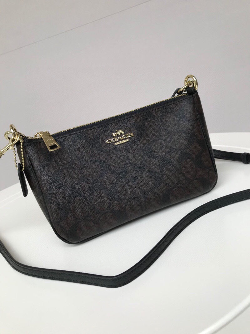 Le Coach Nolita 19 est un petit sac carré amélioré,