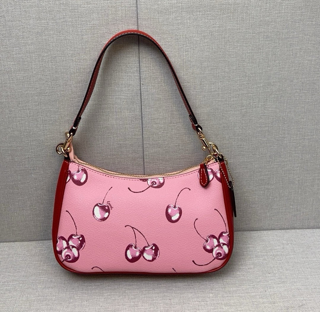 Découvrez le Sac Coach CB2909, un modèle élégant avec un motif unique de cerises rouges.