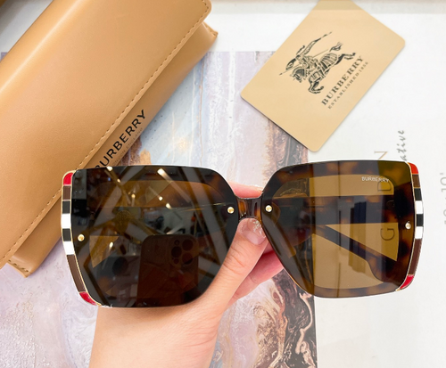 Burberry – Lunettes de soleil Square Check Signature