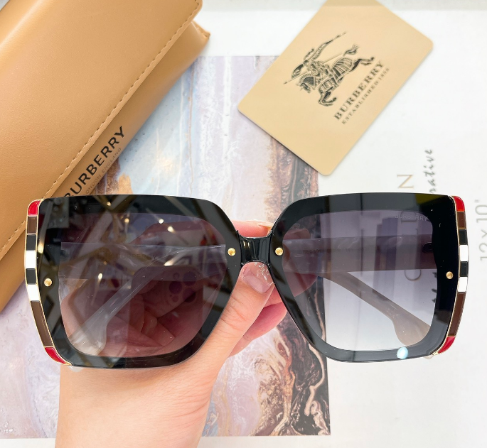 Burberry – Lunettes de soleil Square Check Signature