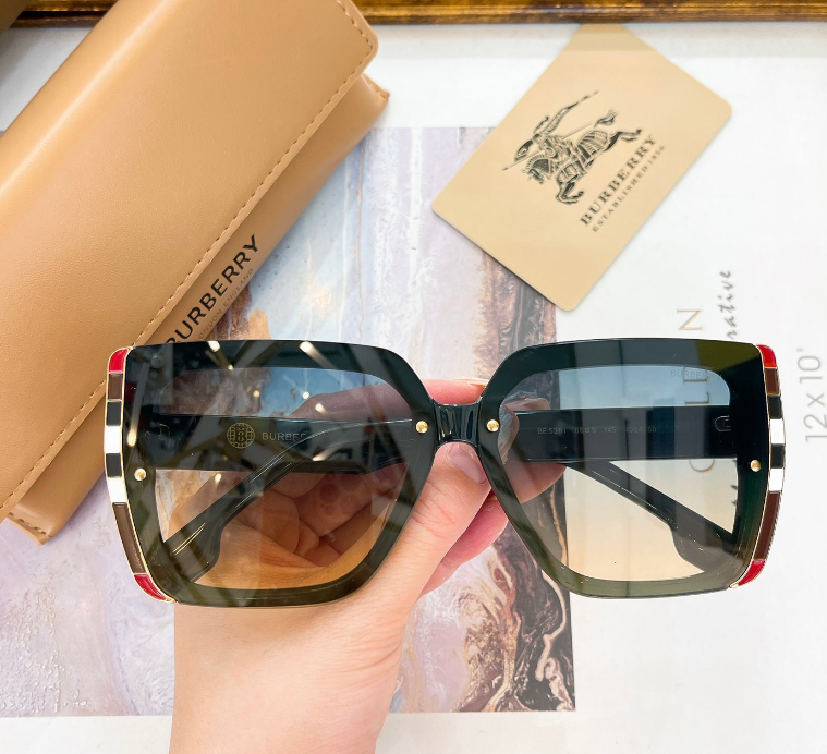 Burberry – Lunettes de soleil Square Check Signature