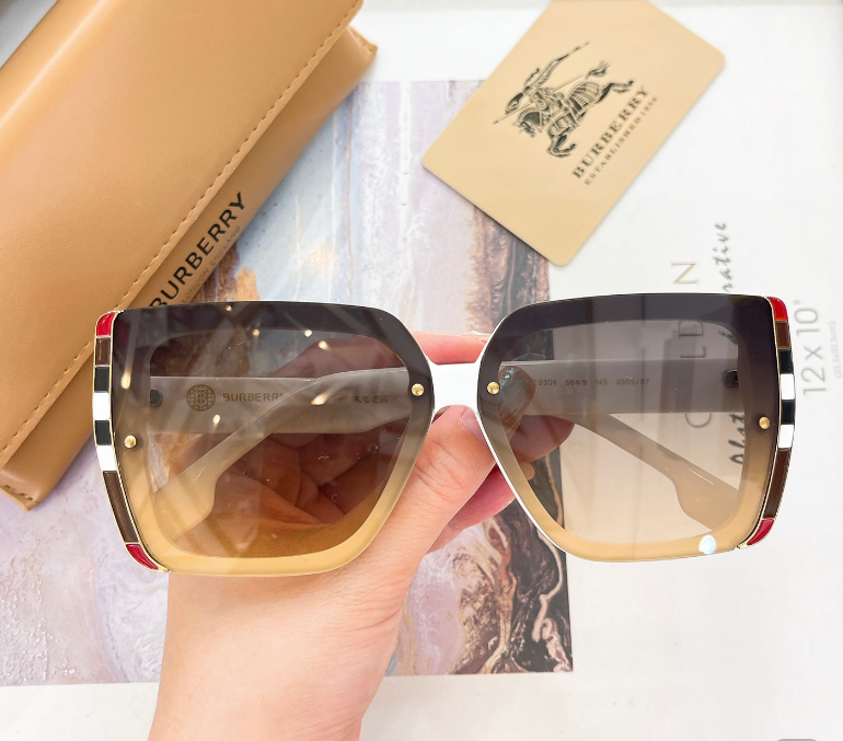Burberry – Lunettes de soleil Square Check Signature