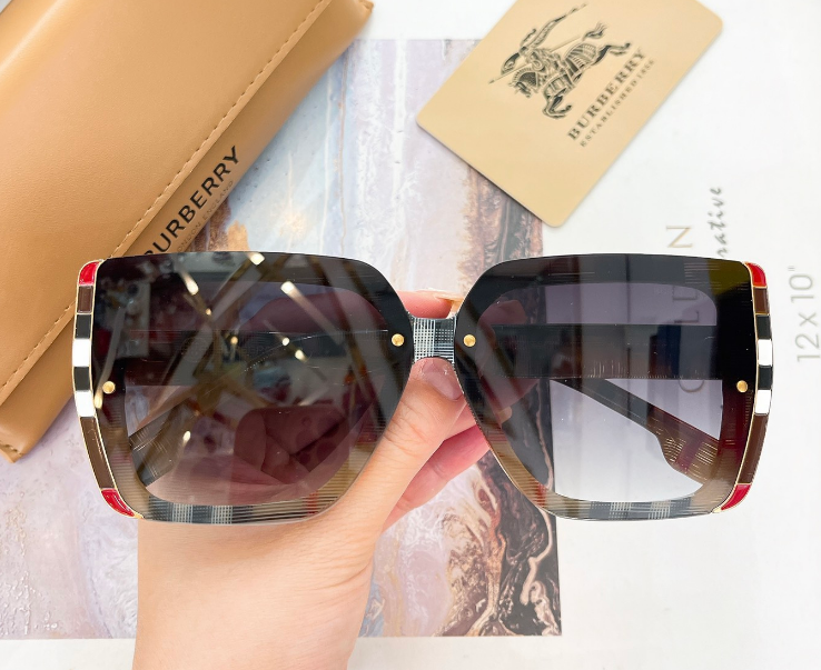 Burberry – Lunettes de soleil Square Check Signature