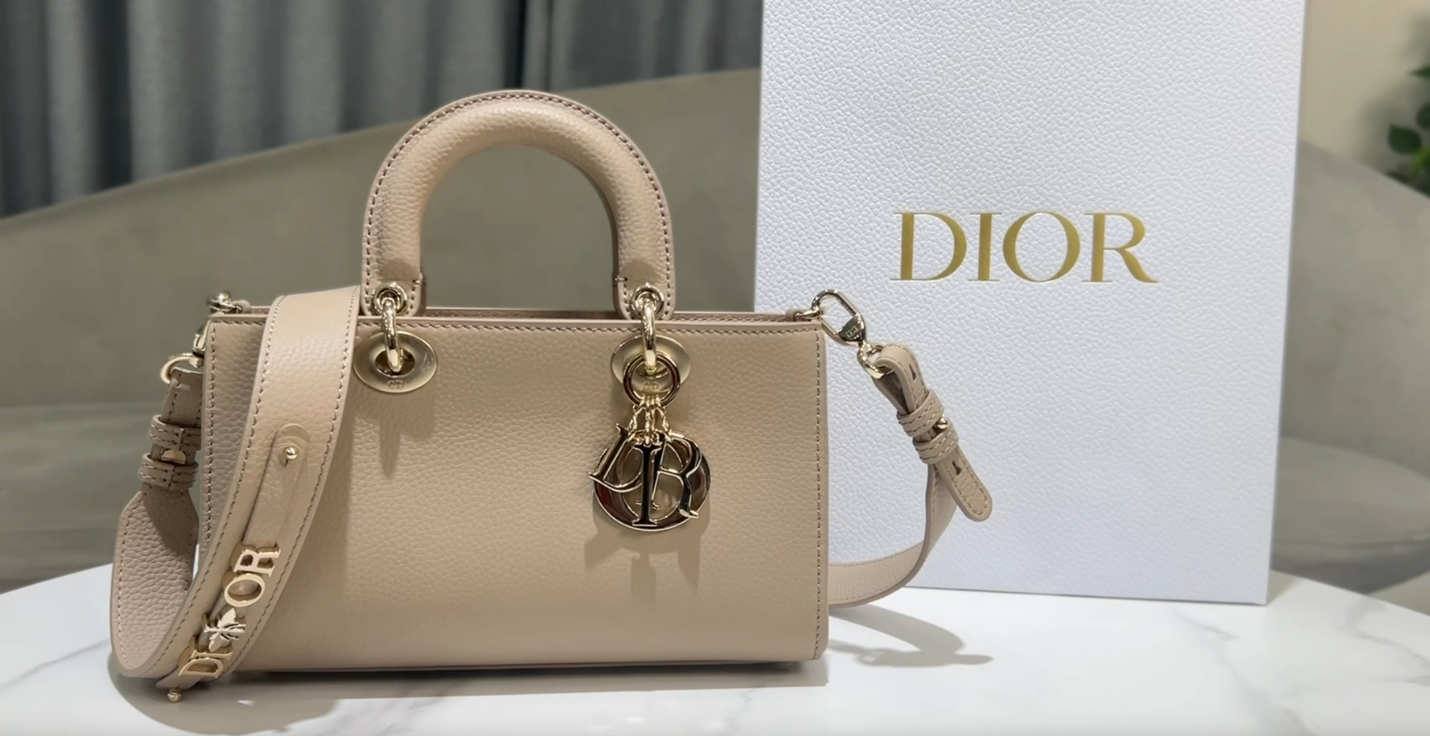 Sac Lady Dior Large en cuir grainé avec bandoulière Dior