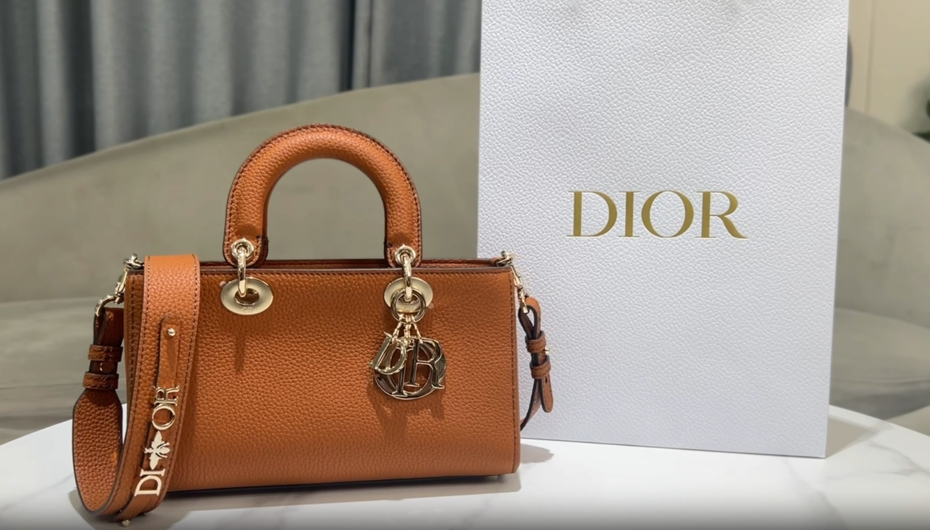 Sac Lady Dior Large en cuir grainé avec bandoulière Dior