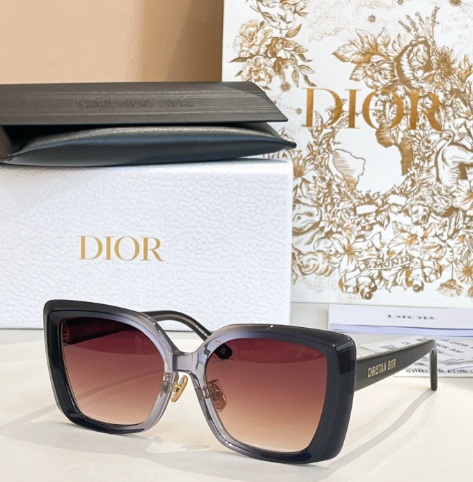 Dior – Lunettes de soleil modèle oversize signature