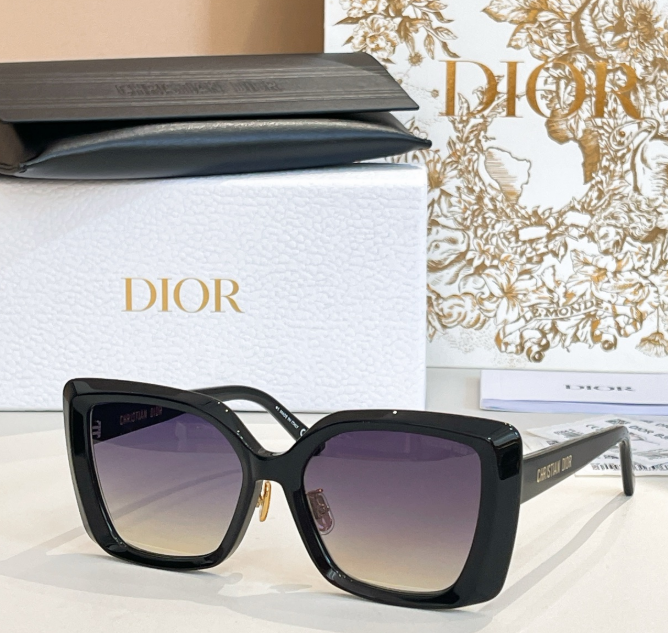Dior – Lunettes de soleil modèle oversize signature