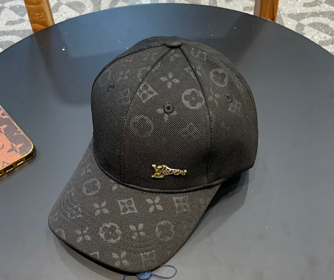 Louis Vuitton – Casquette Monogram Embossed Essential
