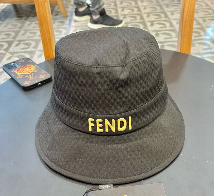 Fendi – Bob Quilted Logo Signature