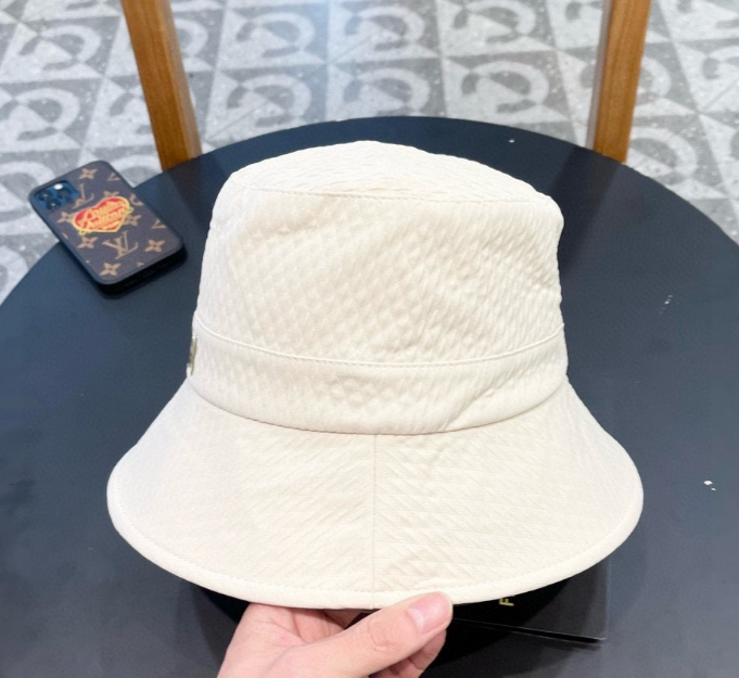Fendi – Bob Quilted Logo Signature