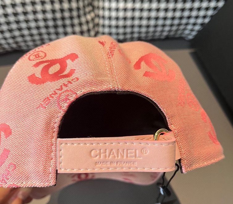 Chanel – Casquette CC Monogram Satin