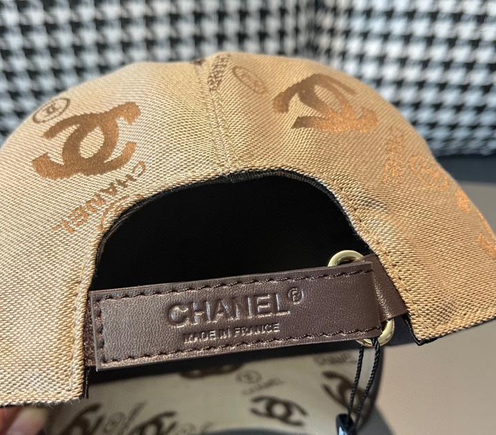 Chanel – Casquette CC Monogram Satin
