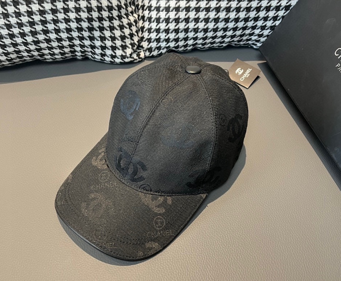 Chanel – Casquette CC Monogram Satin