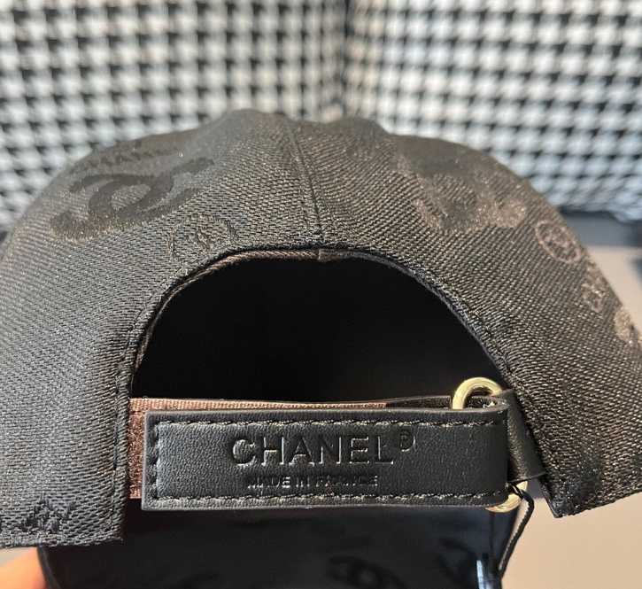 Chanel – Casquette CC Monogram Satin