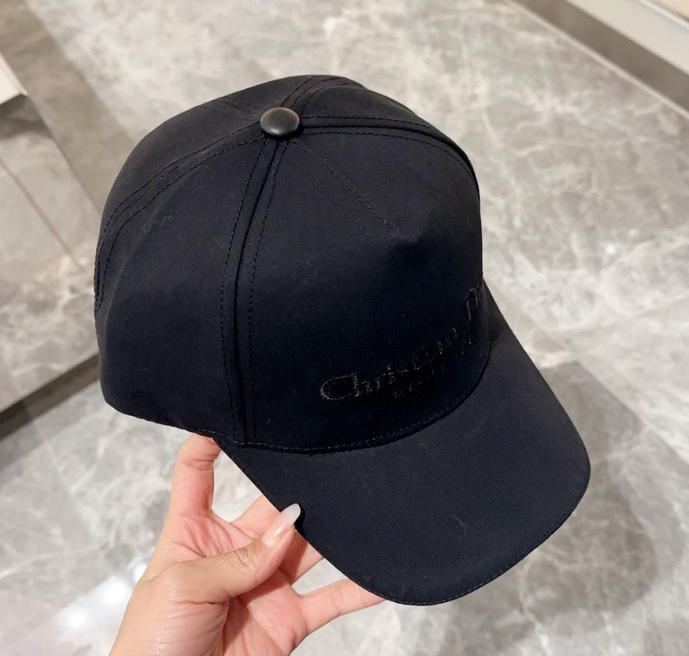 Dior – Casquette Couture Signature