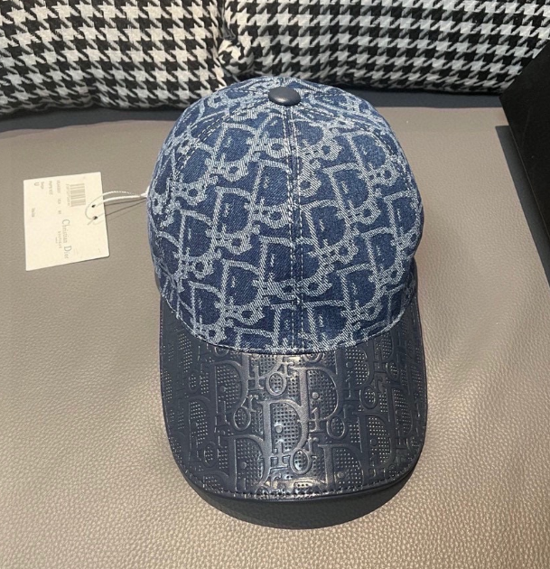 Chanel – Casquette Monogram Logo Metal