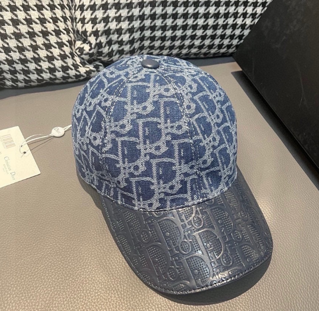 Chanel – Casquette Monogram Logo Metal
