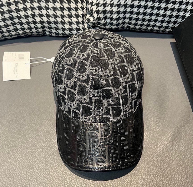 Chanel – Casquette Monogram Logo Metal