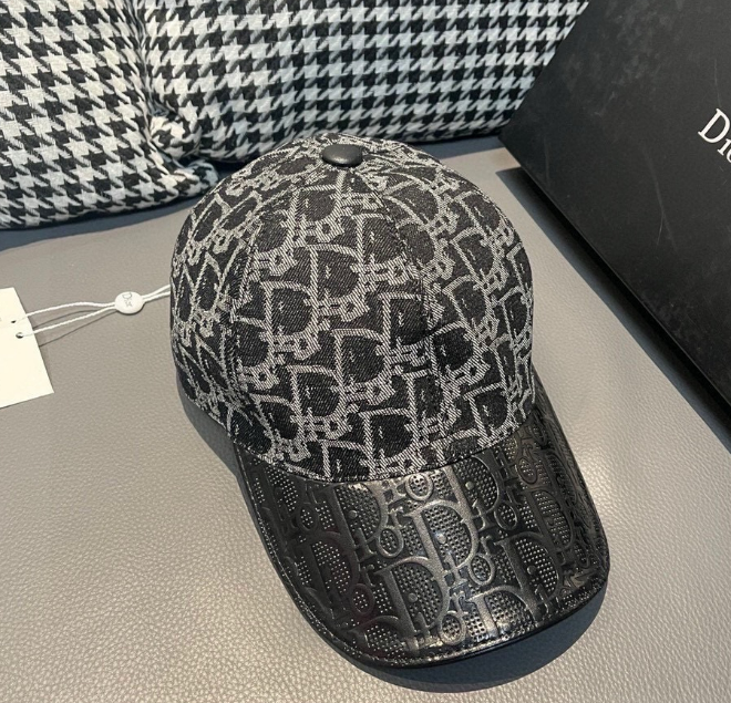 Chanel – Casquette Monogram Logo Metal